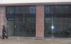 breite Glasfront mit Glastür links: Außenansicht